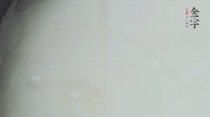 將浸泡了30分鐘的米放入電飯煲中，在水中加入半勺油。