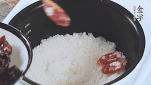 開(kāi)蓋觀察飯，水微微收干，放入切好的金字香腸、醬肉、醬肉香腸。
