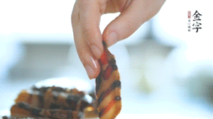 金字醬肉切片備用。