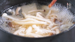 依次放火腿、豆腐，加水大火燒開，小火燉煮20分鐘，出鍋前撒上蔥花即可。