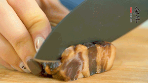 金字風(fēng)味醬肉切成片，上鍋蒸15分鐘。