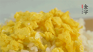 將雞蛋碎、西蘭花碎和放涼的米飯混合，用少許鹽、橄欖油調(diào)味。
