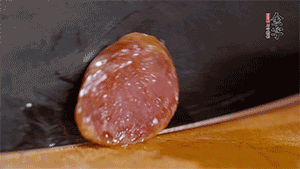 金字火腿肉香腸上鍋蒸15分鐘，切片備用。