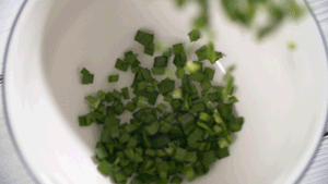 韭菜洗凈，切粒。