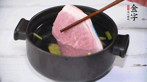 整塊豬肉，加蔥、姜片、料酒焯水。