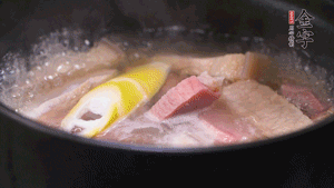 火肉、豬肉加料酒、清水大火煮開后，加入春筍小火慢燉40分鐘，出鍋前撒蔥花即可。
