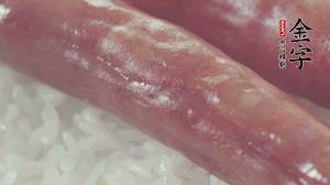 關(guān)上蓋子，煮到米飯露出時(shí)。