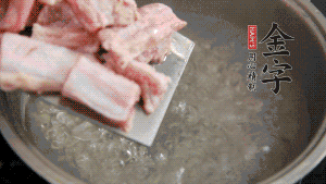 剁成塊狀的排骨洗凈，放入沸騰的鍋中，加姜片汆燙，2分鐘后撈出備用。
