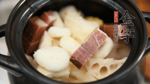 加水沒(méi)過(guò)食材，加料酒大火煮沸后，再小火燉煮1小時(shí)。（如果沒(méi)有砂鍋小火燉煮，用電飯煲的煮湯功能、高壓鍋也是可以的。）