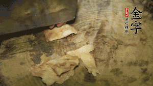 加適量溫水淹沒(méi)食材，大火燉至水沸后再小火慢燉1小時(shí)，出鍋前10分鐘加枸杞。（焯過(guò)水后的豬蹄不應(yīng)再用涼水，用溫水燉煮更容易軟爛。也可以用高壓鍋或者有煲湯功能的電飯煲，省時(shí)又便于入味。）