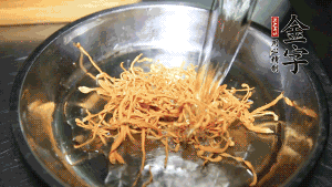 蟲草花用涼水浸泡10分鐘，干香菇溫水泡發(fā)至軟去蒂備用。蓮子、紅棗也可一同清洗干凈。