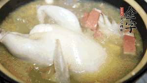 煮沸時(shí)加入蟲草花、香菇、紅棗，以料酒調(diào)味繼續(xù)小火燉煮1小時(shí)左右。