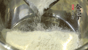 【油皮】1．將油皮材料放入料盆中，緩緩加100ml水，攪拌成雪花片狀。在案板上反復(fù)揉搓成有一定筋度的光潔面團，搓成12個團子。