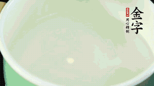 鍋中盛涼水，放入汆燙好的鴿子、火腿片、生姜片。
