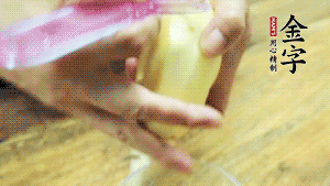將食材洗凈，茄子、土豆切滾刀塊。