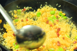 然后加入炒好的食材混合均勻，炒熟即可。出鍋前加少許黑胡椒、鹽和蔥花就可以啦！??！