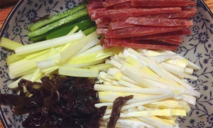 黑木耳泡發(fā)，黑木耳、韭黃、雷筍、青椒切成絲。