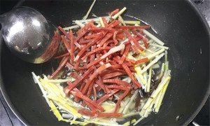 火腿絲、筍絲、黑木耳絲汆水后，瀝干。