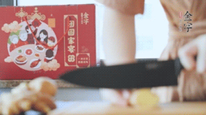 將處理好的老鴨放入冷水鍋中，丟入姜片，冷水煮沸去腥。