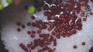 將炒好的食材和大米、紅豆一起放進電飯鍋煮。