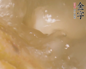 沸騰后撈出蔥結(jié)，小火燉45分鐘，加山藥再燉15分鐘。