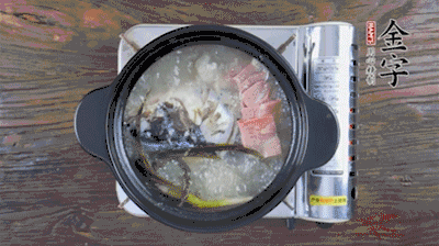 放豆腐、海鮮菇繼續(xù)中小火煮5分鐘。