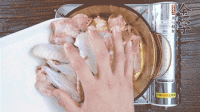 加料酒、蔥姜焯水2分鐘，清洗備用。