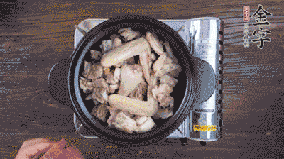 將雞肉塊、火腿、料酒、姜一同放入在燉鍋中，加冷水大火煮開后，小火燉煮40分鐘。