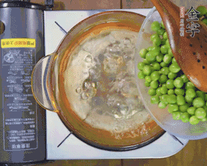 豌豆粒焯水30秒，過(guò)涼水。