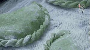 【制作】2.蒸架上墊浸濕的屜布，再放上清明果，大火蒸10~15分鐘，完成，出鍋啦！