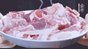 新鮮羊肉冷水入鍋，加姜片、清水焯水，除去血沫。
