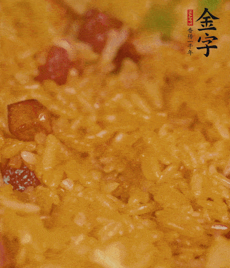 放一撮鹽、生抽少許，倒入炸好的芋頭。最后撒蔥花、蒜末翻炒均勻。