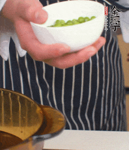 胡蘿卜、豌豆和干花菇焯水。