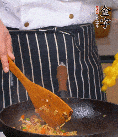 加咖喱塊、少許鹽、白糖調(diào)味，炒至咖喱塊融化后，倒米飯，翻炒至每粒米飯都包裹上咖喱，再放黃椒、青椒粒，出鍋前加菠蘿粒和小蔥翻拌均勻。
