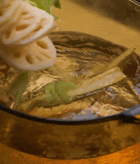 把玉米筍（對半切開）、西芹（切斜片）、蓮藕（切片），放入開水鍋內，加點少許鹽、油，汆燙2分鐘。