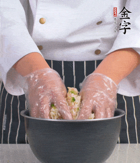 米飯中放西蘭花碎、咸肉丁，加少許黑胡椒、十來(lái)滴橄欖油拌勻。
