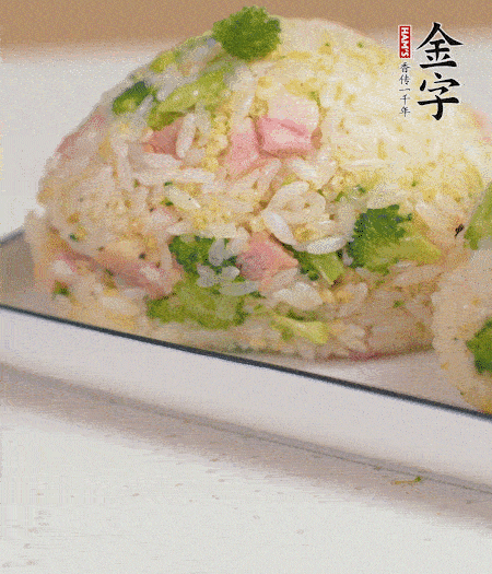 拌好的飯攥成飯團(tuán)。