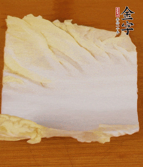 一片白菜一片淡火腿交替疊起，疊個(gè)兩三層放進(jìn)鍋內(nèi)，直到塞滿鍋。