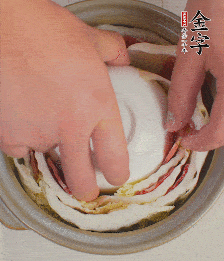 寬度剛好是鍋的高度?？垡粋€(gè)小碗更有助于幫助造型。