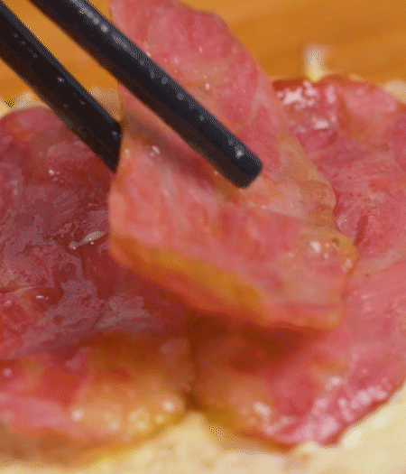 放上火腿、芝士片、生菜，再放一片土司。