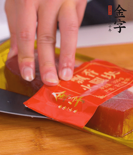 金字火腿切片，生姜切絲，蔥白切末。