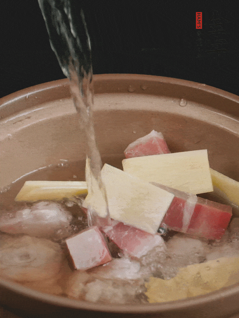 雞塊、火腿、姜片加適量料酒、清水燉80分鐘。