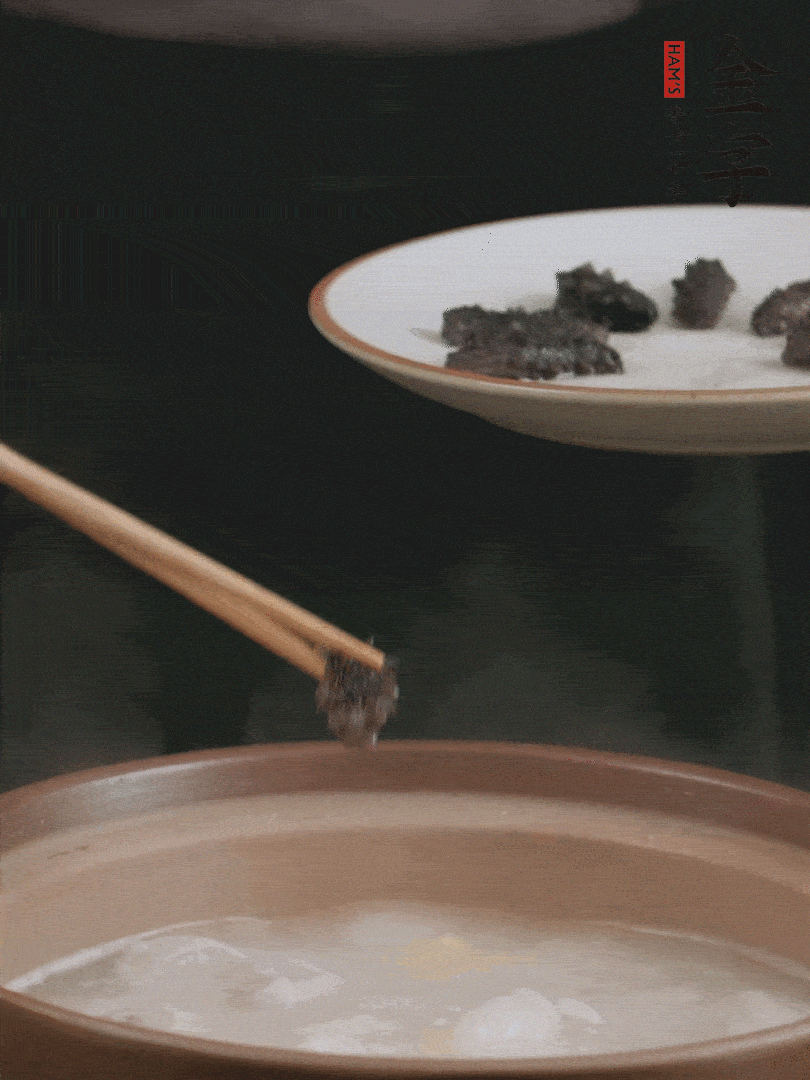 期間雞湯燉到80分鐘時(shí)，加小海參再燉10分鐘。