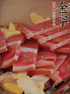 除鮑魚外的所有材料放進(jìn)鍋里，加清水、姜、黃酒，大火燒開，轉(zhuǎn)小火煲90分鐘。
