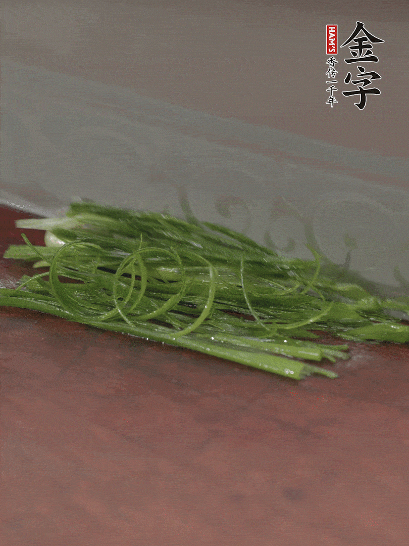 生姜切薄片，紅椒切細絲，小蔥蔥綠切細絲，泡入冰水中保持新鮮。