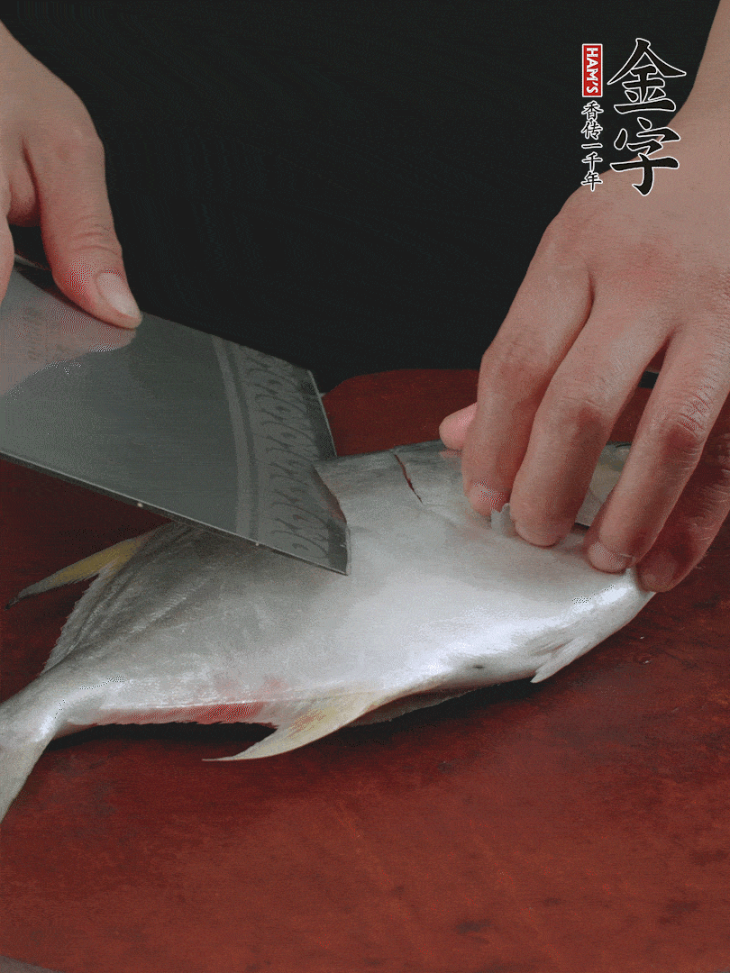 處理干凈銀鯧魚1條，表面斜刀切出花刀。