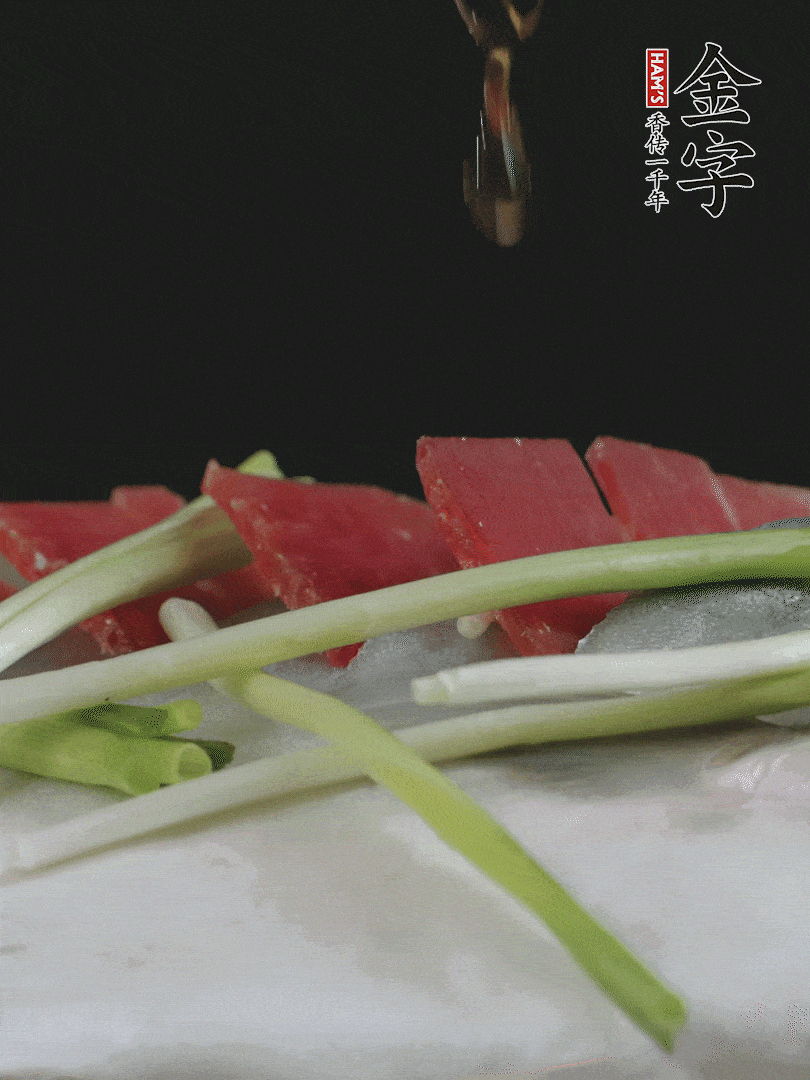 蔥白置于魚身，放適量豌豆，淋上花雕酒。