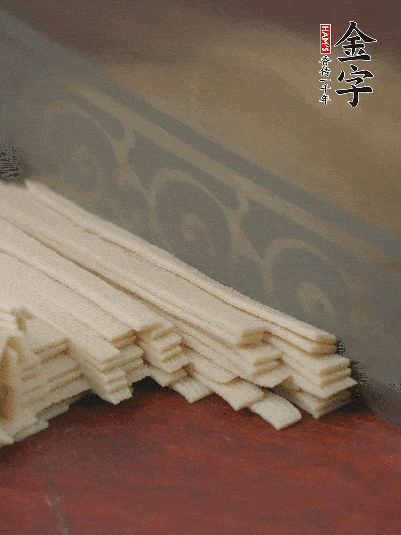 燉火腿期間，千張切細絲，白蘿卜去皮切細絲，蒜葉切細丁。