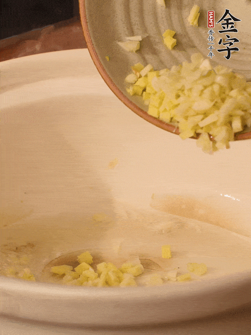 熱油下鍋，姜爆香。下冬瓜略微翻炒。