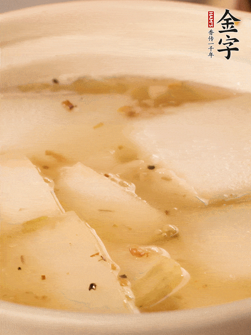 加入適量清水，再放咸肉，淋點(diǎn)黃酒添味。